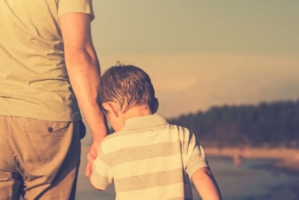 A paternidade de Deus: foto de um pai e seu filho caminhando.