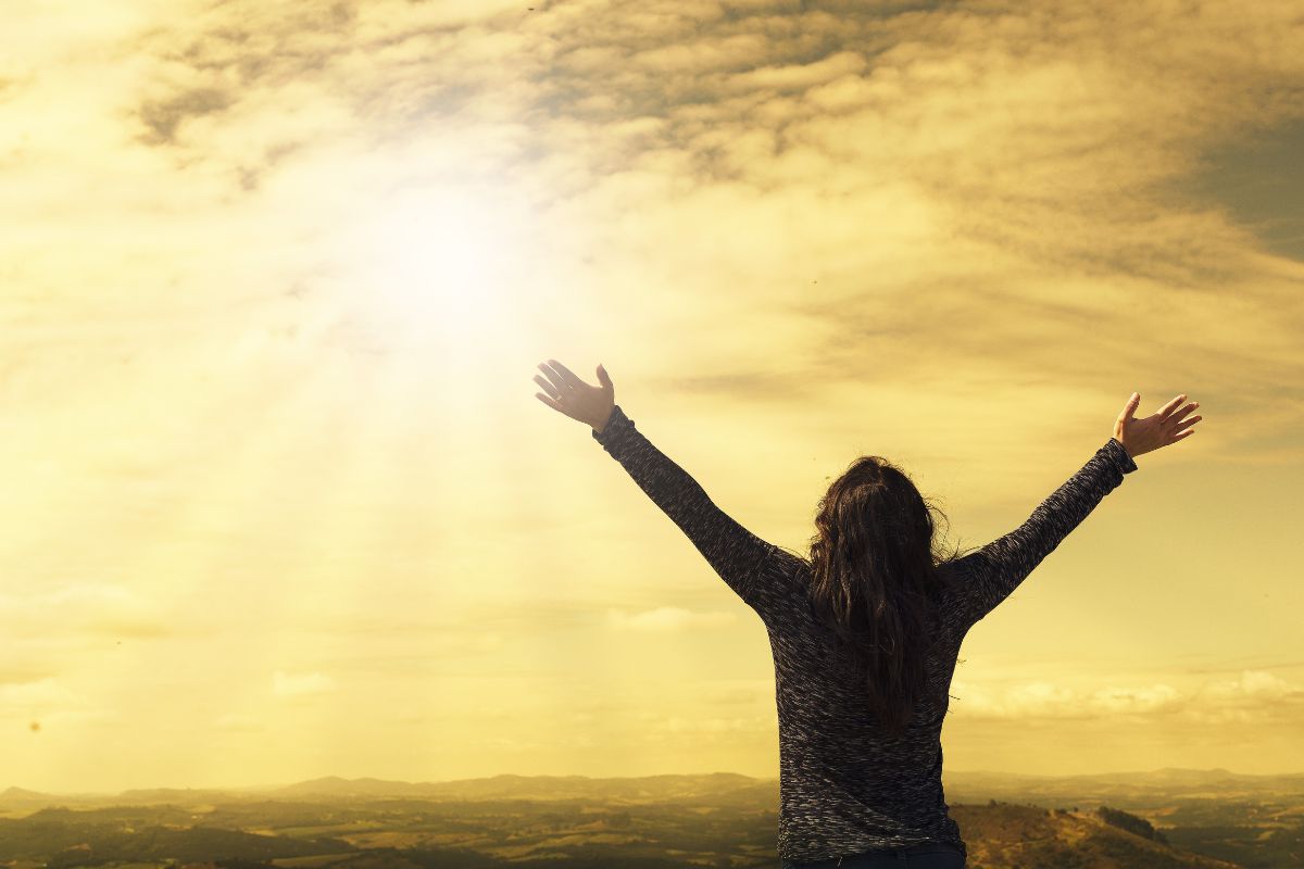 A oracao de um jsuto pode muito em seus efeitos - pessoa feliz orando