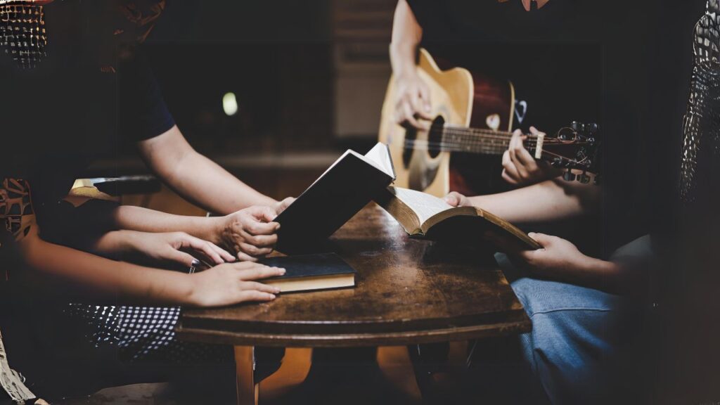 Cante as escrituras. Foto de pessoas cantando com a Bíblia