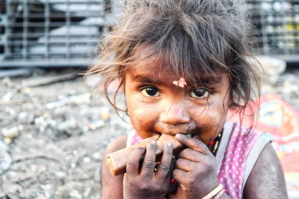 Foto de menina com fome. A fome é mais um dos sinais do fim dos tempos.