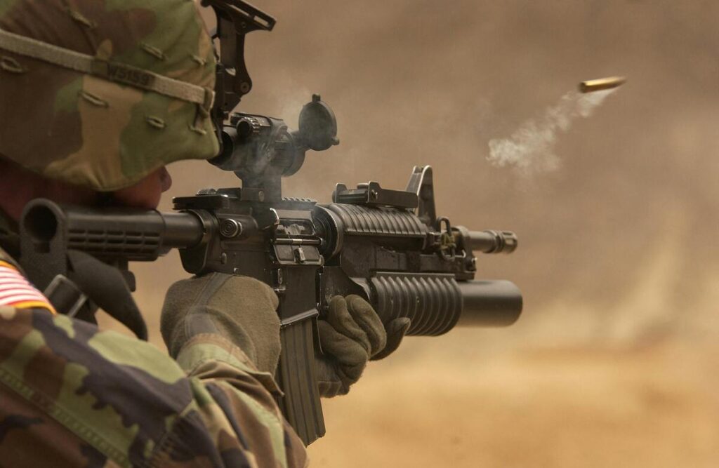 Foto de soldado na guerra. Esse é um dos sinais do fim dos tempos.